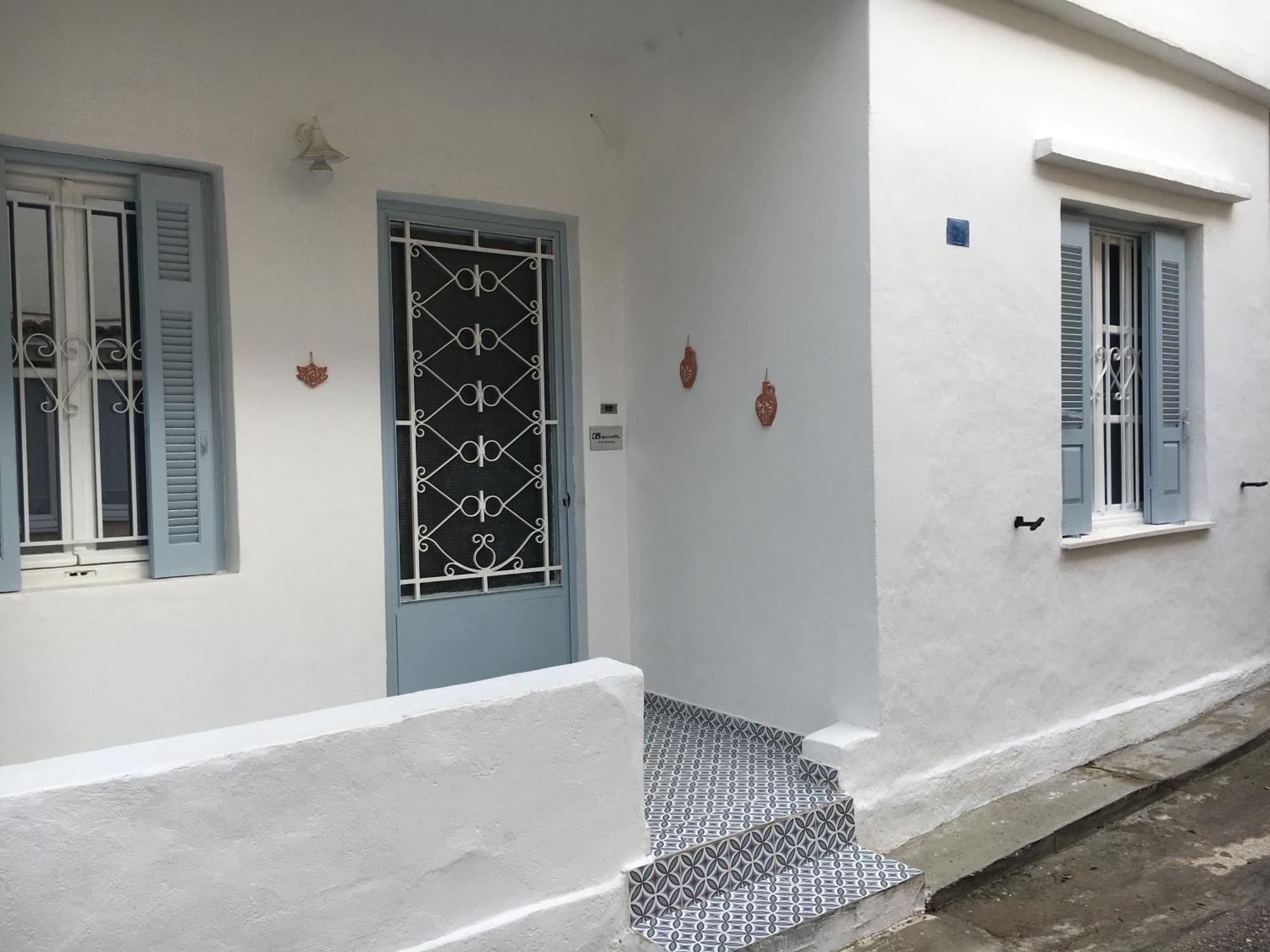 דירות אתונה Cozy House With Backyard At Iraklio Attikis מראה חיצוני תמונה