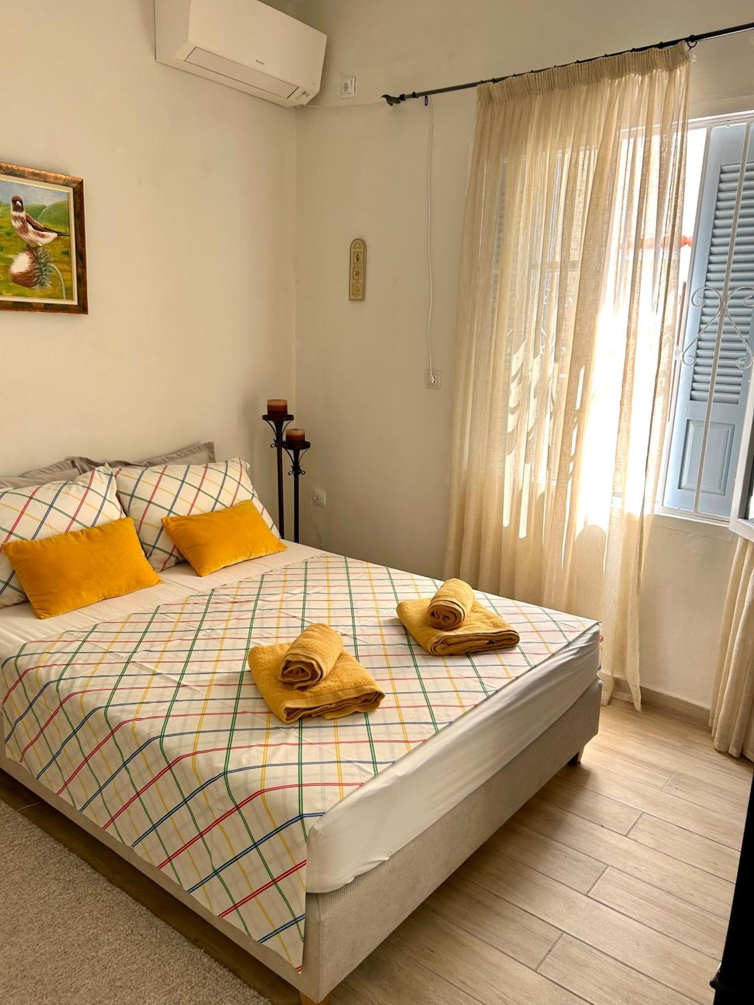 דירות אתונה Cozy House With Backyard At Iraklio Attikis מראה חיצוני תמונה